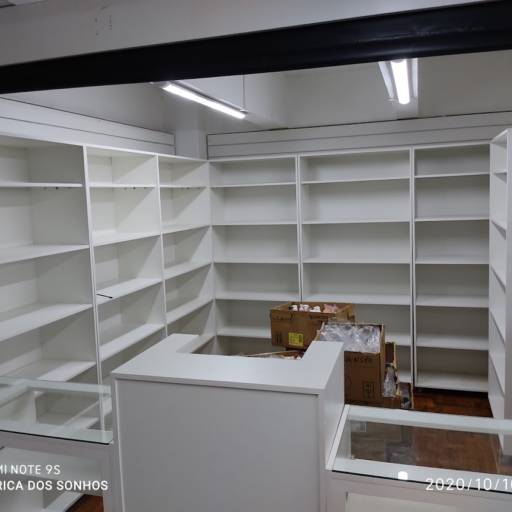 Kit Móveis com prateleiras e balcões  em Bauru, SP por Móveis Fábrica de Sonhos Bauru