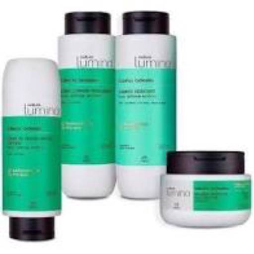 Para uma rotina de cuidados diários completa, Natura Lumina Cabelos Cacheados é composta por Shampoo Hidratante, Condicionador Modelador, Máscara Nutritiva,  Creme de Pentear Brilho Antifrizz, Condicionador Lavante, Óleo Pré-Lavagem e Spray Umidificador Reativador. Todos os produtos são sem sulfato, petrolatos e sem silicone, garantindo o cuidado ideal para os cabelos cacheados.