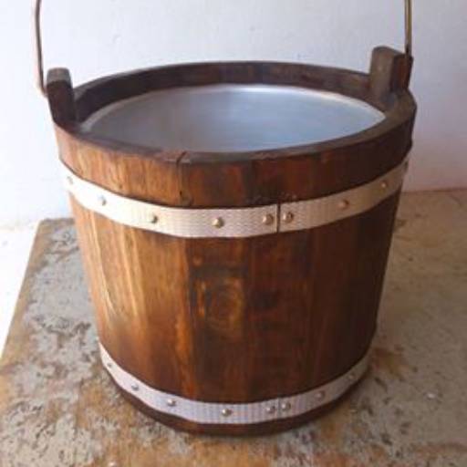 Comprar o produto de balde madeirado personalizado em A Classificar pela empresa Brunão Brindes em Birigui, SP por Solutudo