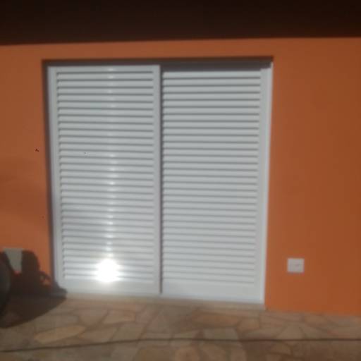 Porta de correr tipo veneziana  por Alutemper Vidros e Esquadrias de Alumínio