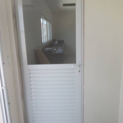 Porta de abrir (giro) por Alutemper Vidros e Esquadrias de Alumínio