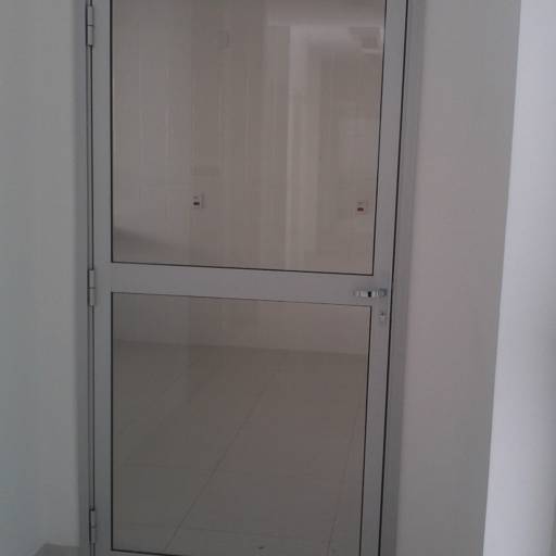 Porta de abrir (giro) por Alutemper Vidros e Esquadrias de Alumínio