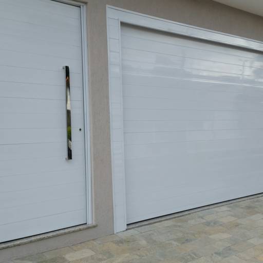 Portão basculante por Alutemper Vidros e Esquadrias de Alumínio