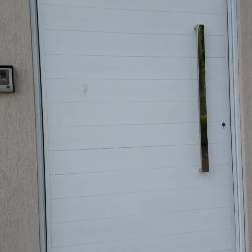 Portão social por Alutemper Vidros e Esquadrias de Alumínio