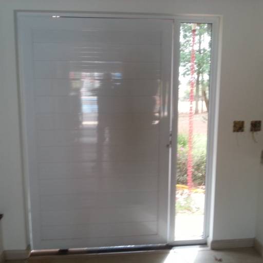 Porta Pivotante por Alutemper Vidros e Esquadrias de Alumínio