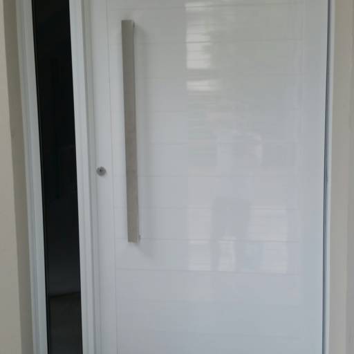 Porta Pivotante por Alutemper Vidros e Esquadrias de Alumínio