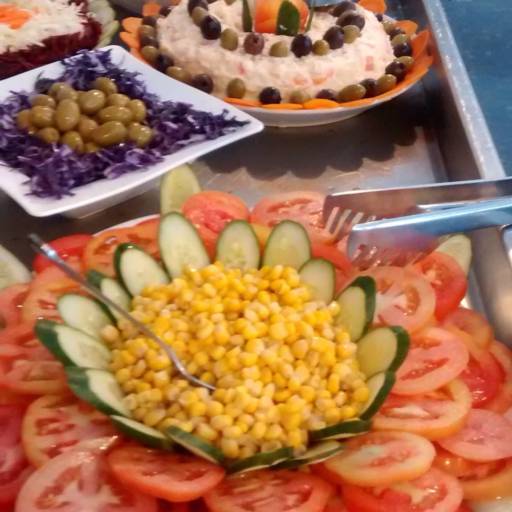 Mesa de saladas por Ficus Restaurante e Buffet