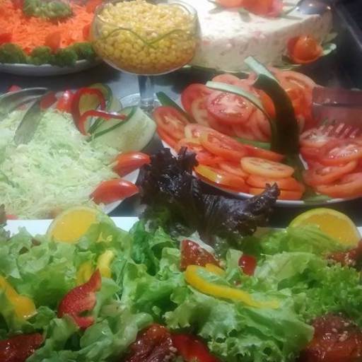 Mesa de saladas por Ficus Restaurante e Buffet