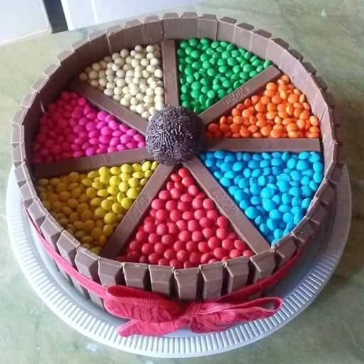 Bolo Confeitado kit kat por Dag Eventos