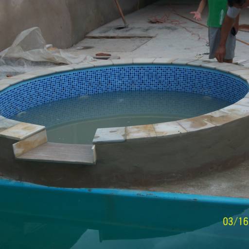 Bordas para piscinas e degrau por Eris Pedras Decorativas