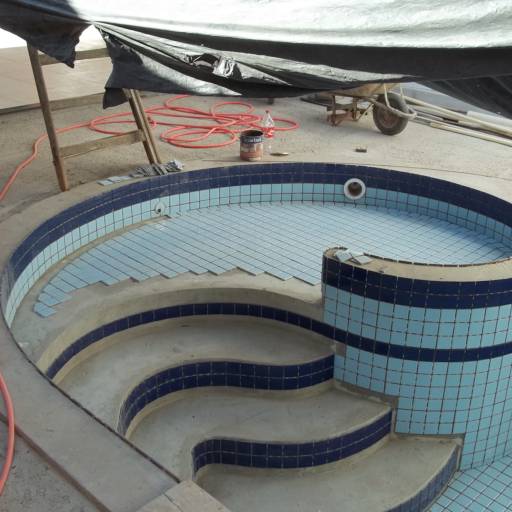 Comprar o produto de Bordas para piscinas e degrau em Piscinas pela empresa Eris Pedras Decorativas em Bauru, SP por Solutudo