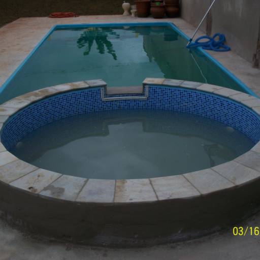 Bordas para piscinas e degrau por Eris Pedras Decorativas