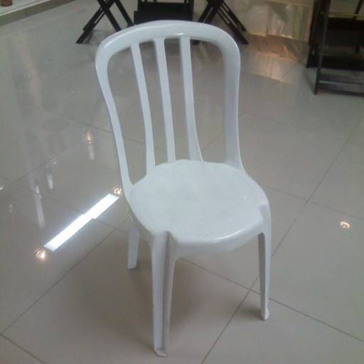 Mesas e Cadeiras de plástico por Mary Locação