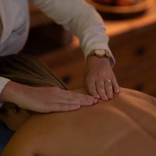 Massagem terapêutica por Campara Wellness