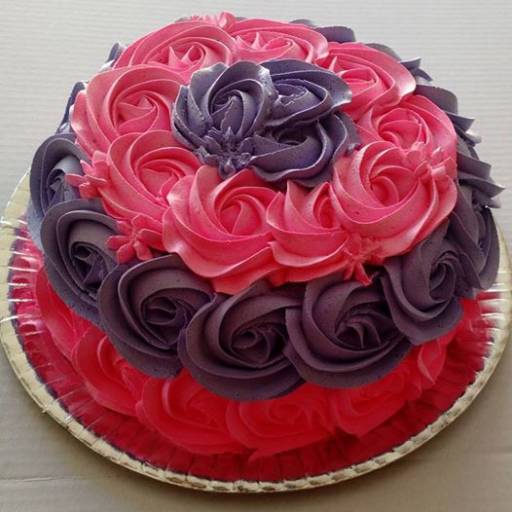 Bolo Morango com brigadeiro e decoração em lilás e rosa !! por Mania de Doce 