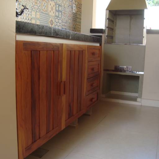 Construída em MDF 18mm e acabamento em Peroba Rosa