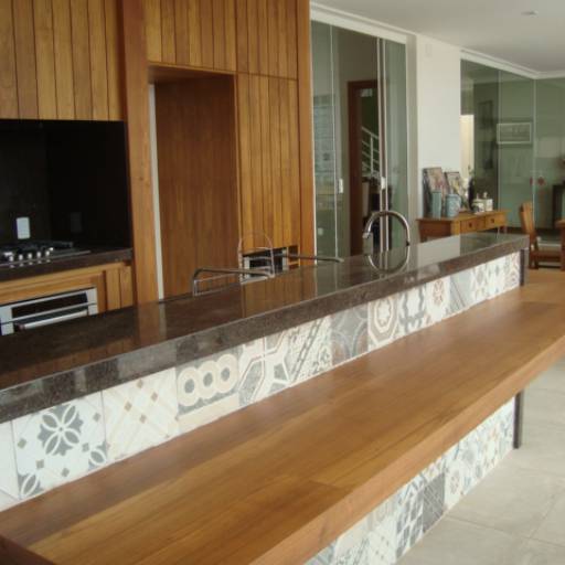 Espaço Gourmet com acabamento em Madeira Freijó