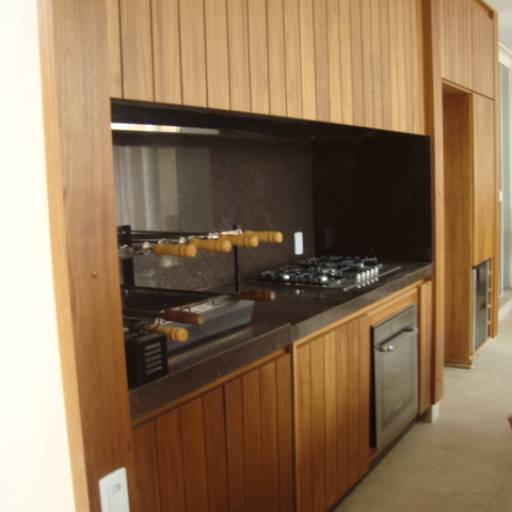 Espaço Gourmet com acabamento em Madeira Freijó por Mobéle Marcenaria