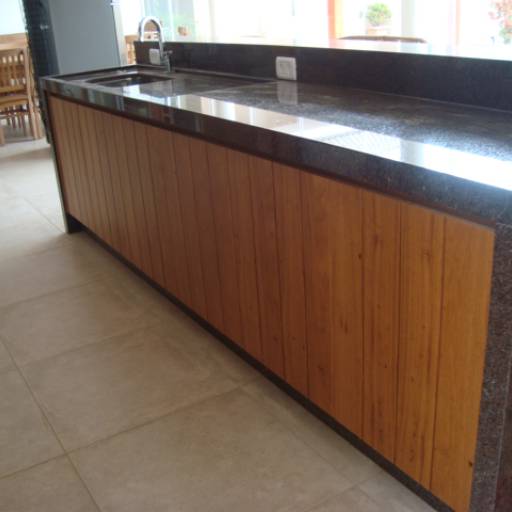 Espaço Gourmet com acabamento em Madeira Freijó por Mobéle Marcenaria