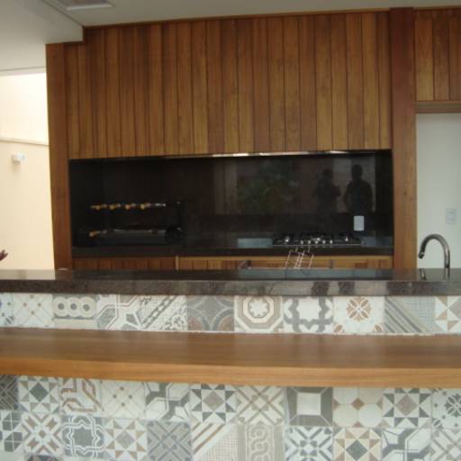 Espaço Gourmet com acabamento em Madeira Freijó por Mobéle Marcenaria