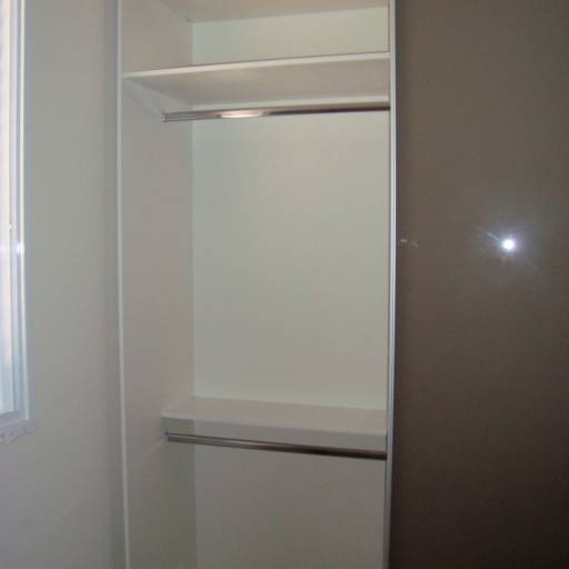 Portas em vidro na cor bege com TV embutida por Mobéle Marcenaria