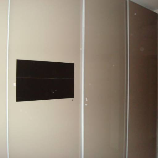 Portas em vidro na cor bege com TV embutida por Mobéle Marcenaria