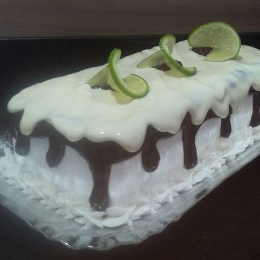 Bolo trufado com mousse de limão por D' Naty Confeitaria