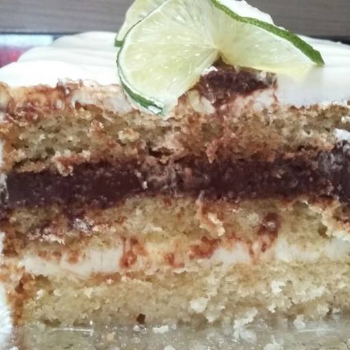 Bolo trufado com mousse de limão por D' Naty Confeitaria