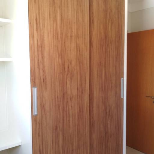 Guarda roupas de solteiro cor amendola rustica com escrivaninha  por M.1 Móveis Planejados