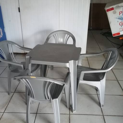 Mesa Plastica com 4 Cadeiras por Pri Gelo