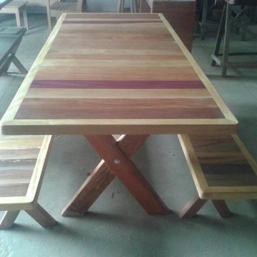 Mesa com bancos de madeira por Madeirando