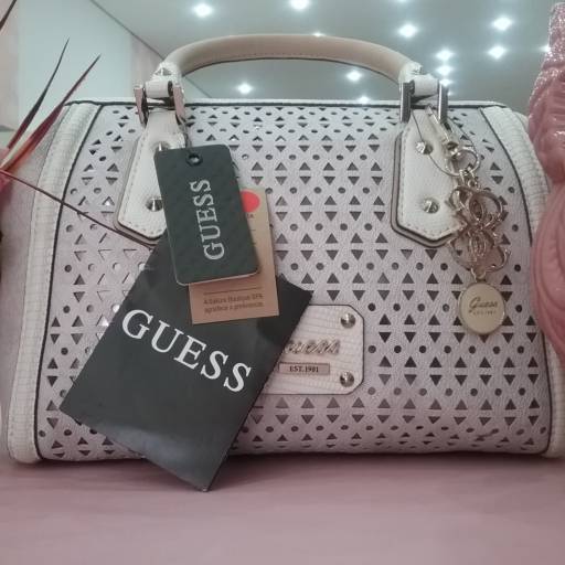 Bolsas Guess por Hanami Sakura Boutique Ltda