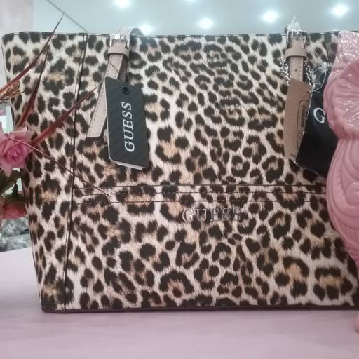 Bolsas Guess por Hanami Sakura Boutique Ltda