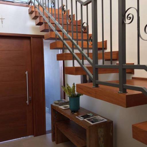 Escada de madeira com degraus suspensos por Amazon Móveis e Decoração