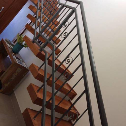 Escada de madeira com degraus suspensos por Amazon Móveis e Decoração