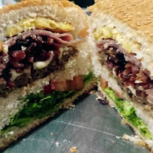 Hamburger caseiro ou Tradicional com 120 g !! por Maximu's Pizzas Esfihas e Lanches