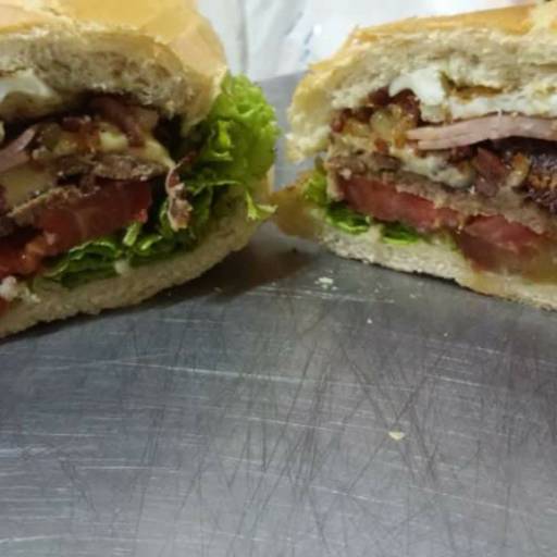 Hamburger caseiro ou Tradicional com 120 g !! por Maximu's Pizzas Esfihas e Lanches