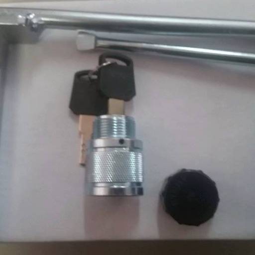 O roubo de estepe é uma pratica cada vez mais comum, isso se deve a grande facilidade em que os ladrões encontram para subtrair o estepe dos veículos.  por San Jose - Equipamentos Para Autos Ltda