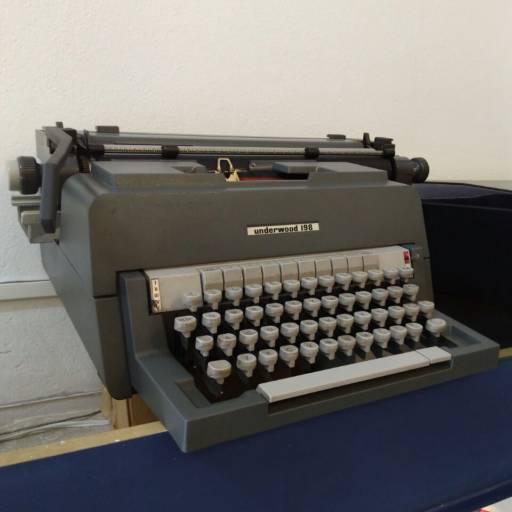Máquina de escrever antiga -  Perfeita e Funcionando. por Retrô Vintage Presentes
