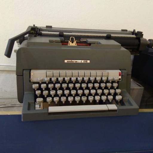 Máquina de escrever antiga -  Perfeita e Funcionando. por Retrô Vintage Presentes