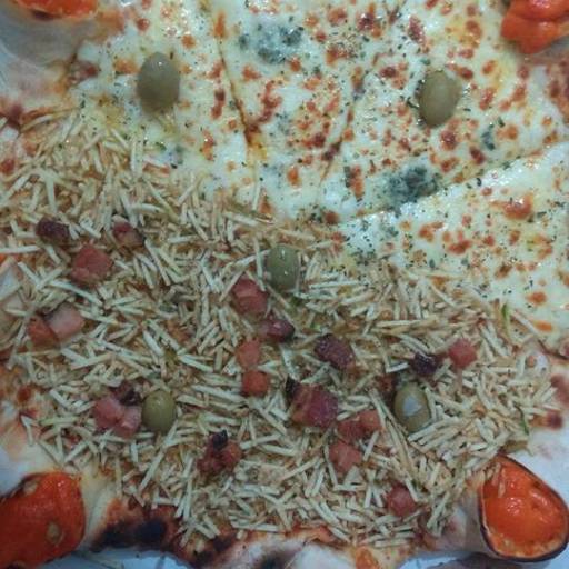 Pizza : 4 queijos meio crocante  / Borda vulcão :frango com cheddar  por Don Corleone