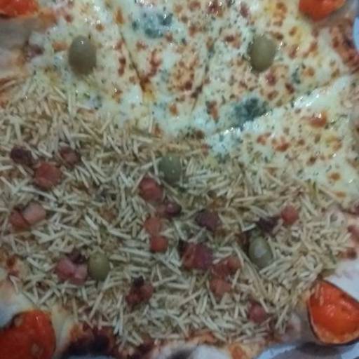Pizza : 4 queijos meio crocante  / Borda vulcão :frango com cheddar  por Don Corleone