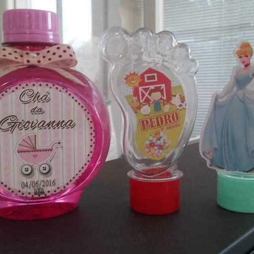 ADESIVO DIGITAL COM CORTE CONTORNO PARA LEMBRANCINHAS por Nova Atual Impressão Digital