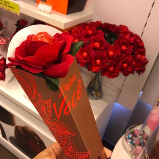 Rosa com bombom de cereja