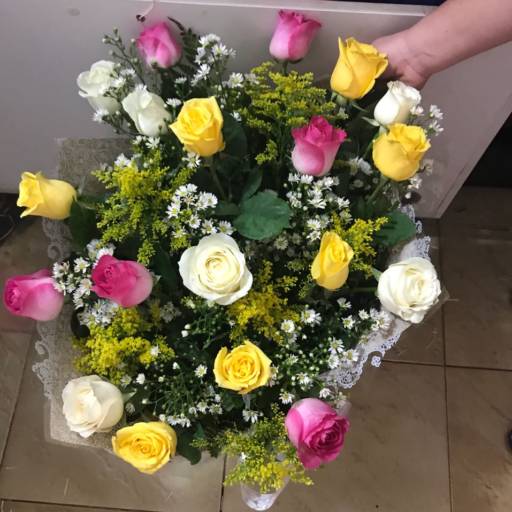 Buque colorido de 18 rosas  em Ourinhos, SP por Flor de lis - Floricultura e Presentes