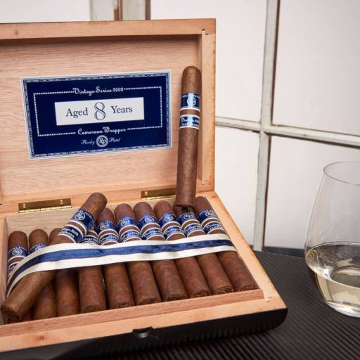 Vintage 2003 por H Premium Tobacco