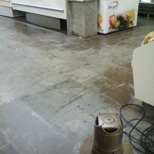 Remoção e impermeabilização em piso ardósia. por Total Limp - Bauru