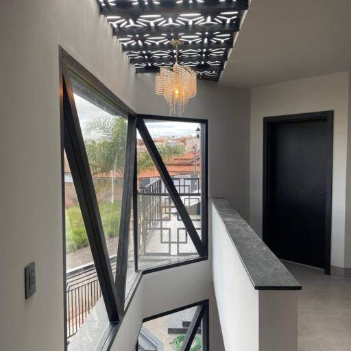 Construção Residencial de alto padrão em Riviera de Santa Cristina XIII, SP por RV Engenharia e Construção