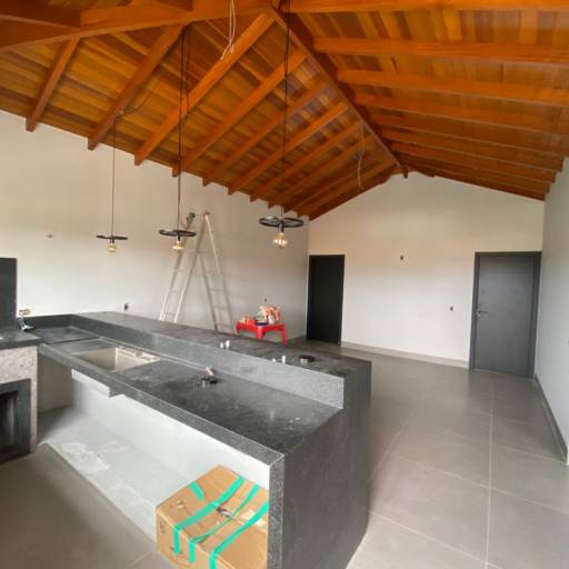 Construção Residencial de alto padrão em Riviera de Santa Cristina XIII, SP por RV Engenharia e Construção