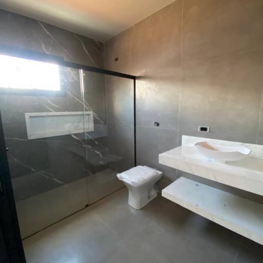 Construção Residencial de alto padrão em Riviera de Santa Cristina XIII, SP por RV Engenharia e Construção